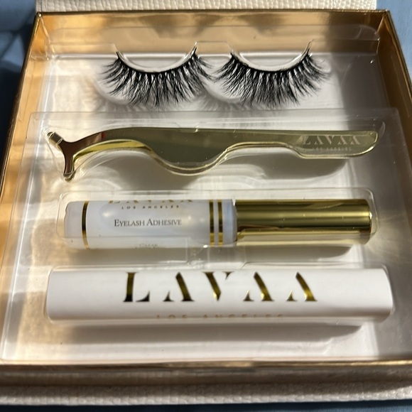 Lavaa - Flirty Lash Set - Picture 2 of 3